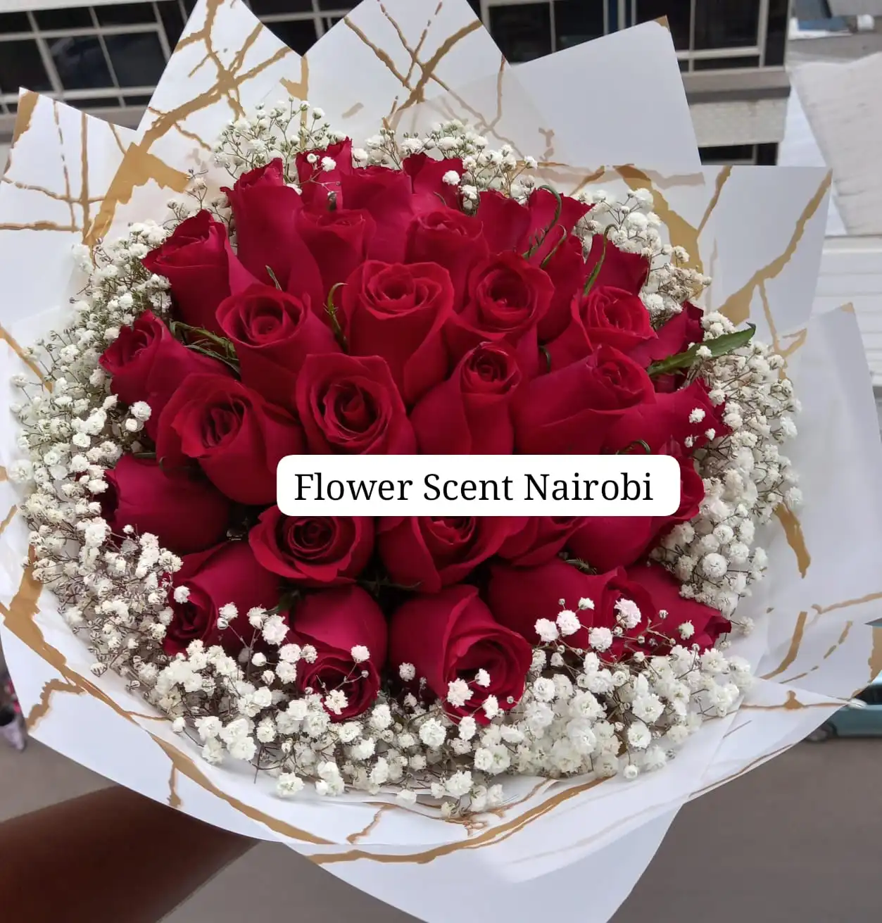 GRACEFUL RED ROSES